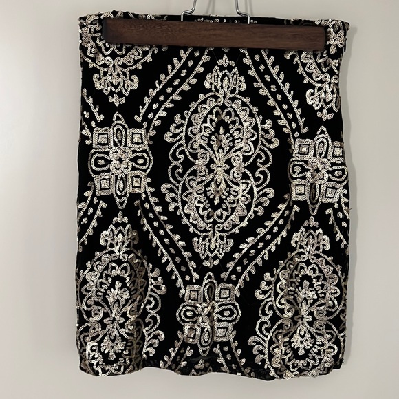 LE CHATEAU black and gold sequin mini skirt - Picture 1 of 4